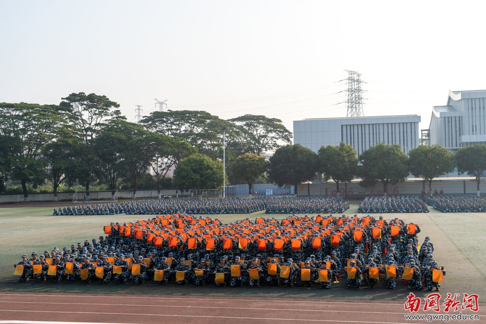 学校党委书记许志超检阅军训队伍