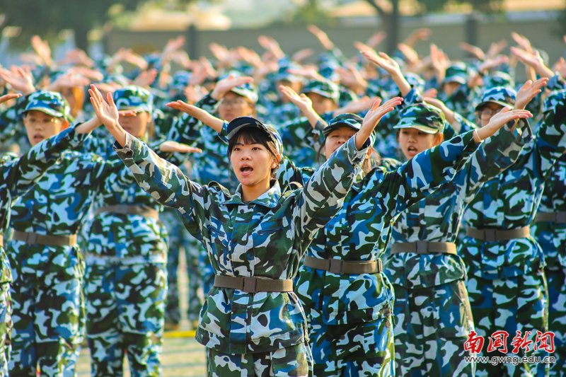 旗语方阵表演航拍(覃俊凯 摄)