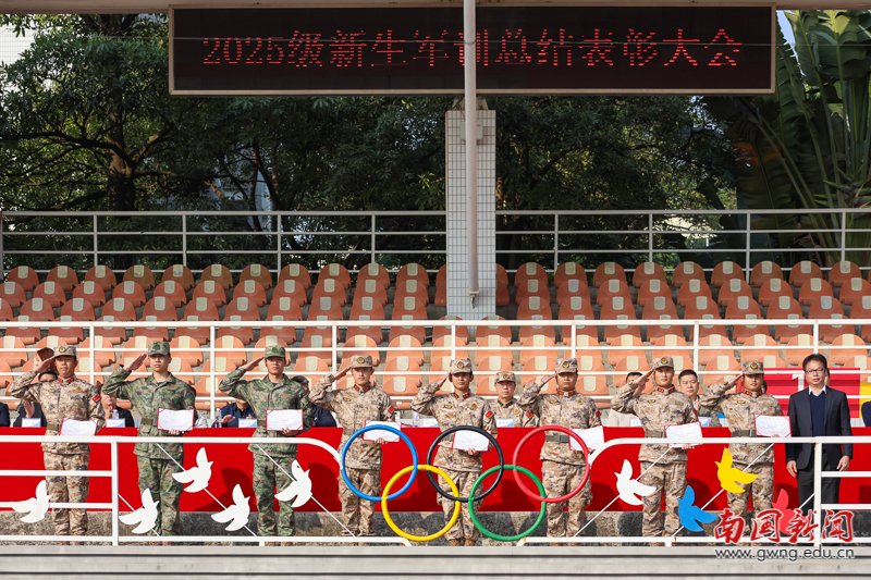 许志超书记检阅方阵(谢秋洁 摄)