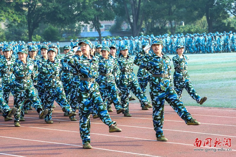分列式上12女子旗语方阵更是以红旗拼